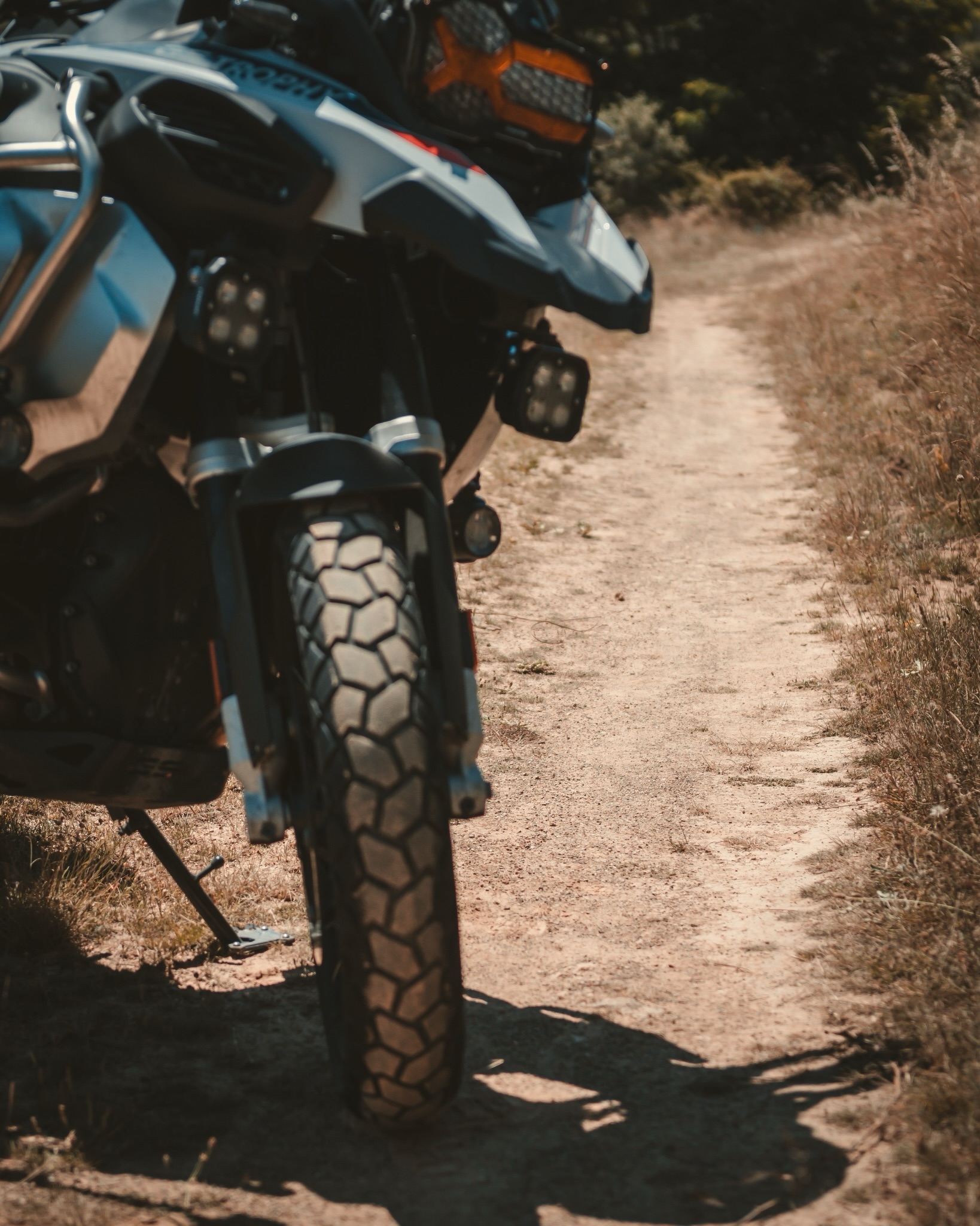 Everyone asks me about tyres. So here it is — no paid partnership, just miles of honest data.

Great grip from day one, even on cold and wet British roads. Great behaviour on roads and motorways, even if you push them hard.

Pairing the front with the Rock version in the rear will give better handling on gravel roads and dry green lanes. Heavy braking will wear the front unevenly, but it doesn’t affect performance or grip.

The Rock rear will last a bit less than the standard one, but I still get over 6,000 miles comfortably — which takes me from one service to the next.

Would I buy them again? Yes! I’ve had so many sets I’ve lost count.

Drop your tyre setup in the comments — always curious what people are running. And save this for the next time someone asks.

#gearverdict #tkc70 #adventurebike #malonmoto #nobullshit