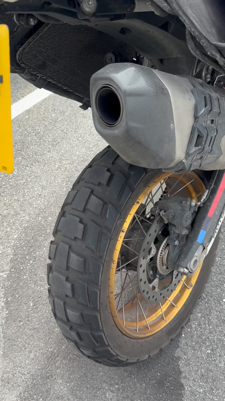 Over 5000km running the @dunlopmoto Trailmax Raid. Here is my personal and honest take about them.

Dry roads ✔️
Wet roads ✔️
Gravel ✔️
Mud ✖️
Sand ✖️

Great all round tyre for big bikes if you mainly ride on road and gravel. If you want to venture into more loose surfaces, I would recommend something a bit more aggressive.

And you? What’s your go to tyre?

#rideuk #malonmoto #adventurerider #ukmotorcycle #nobullshit