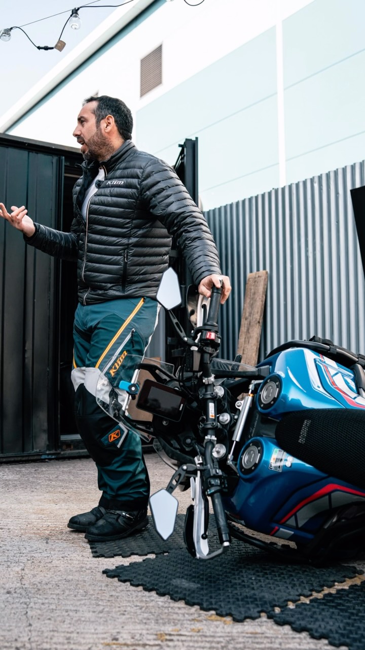 Here I am pretending like I know what I am talking about 🤣🤣

Awesome day Green laning with @theveloceclub, thanks @averagejoe.rides for the shots!

We ran an induction into green laning day at Veloce Club. We didn’t only ride, we also covered the basics about positioning on the bike and etiquete while on the lanes. We found cyclists, walkers and horses so we could put the new knowledge to a test 🤣

Big thanks to everyone that attended! 💪

#adventurerider #rideuk #keepitreal #nobullshit #motorcycle
